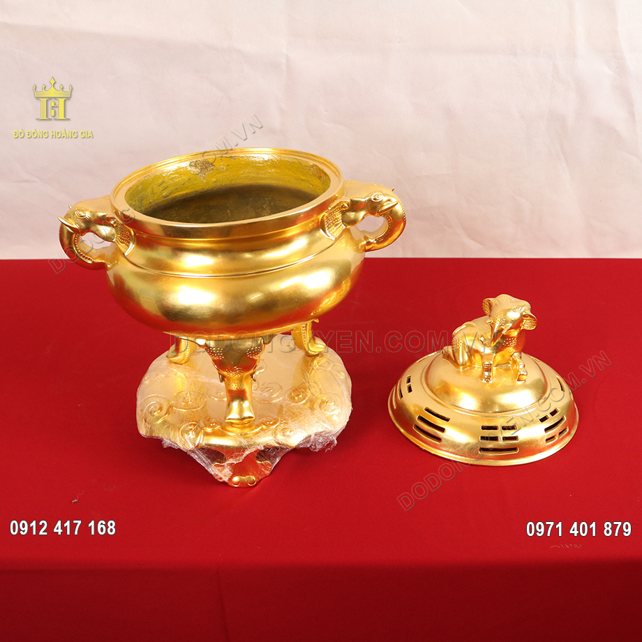 Để tăng thêm tính uy nghiêm, sự lung linh huyền ảo ở nơi ban thờ, gia chủ nên đặt thêm đôi chân nến, đôi hạc thờ cúng ở hai bên đỉnh